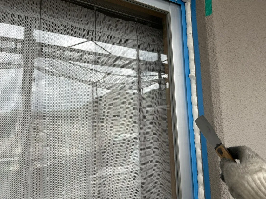 窓枠コーキング